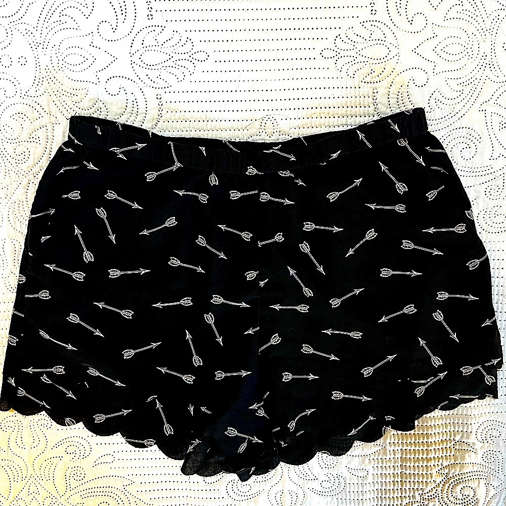 Anthropologie Eloise scalloped shorts